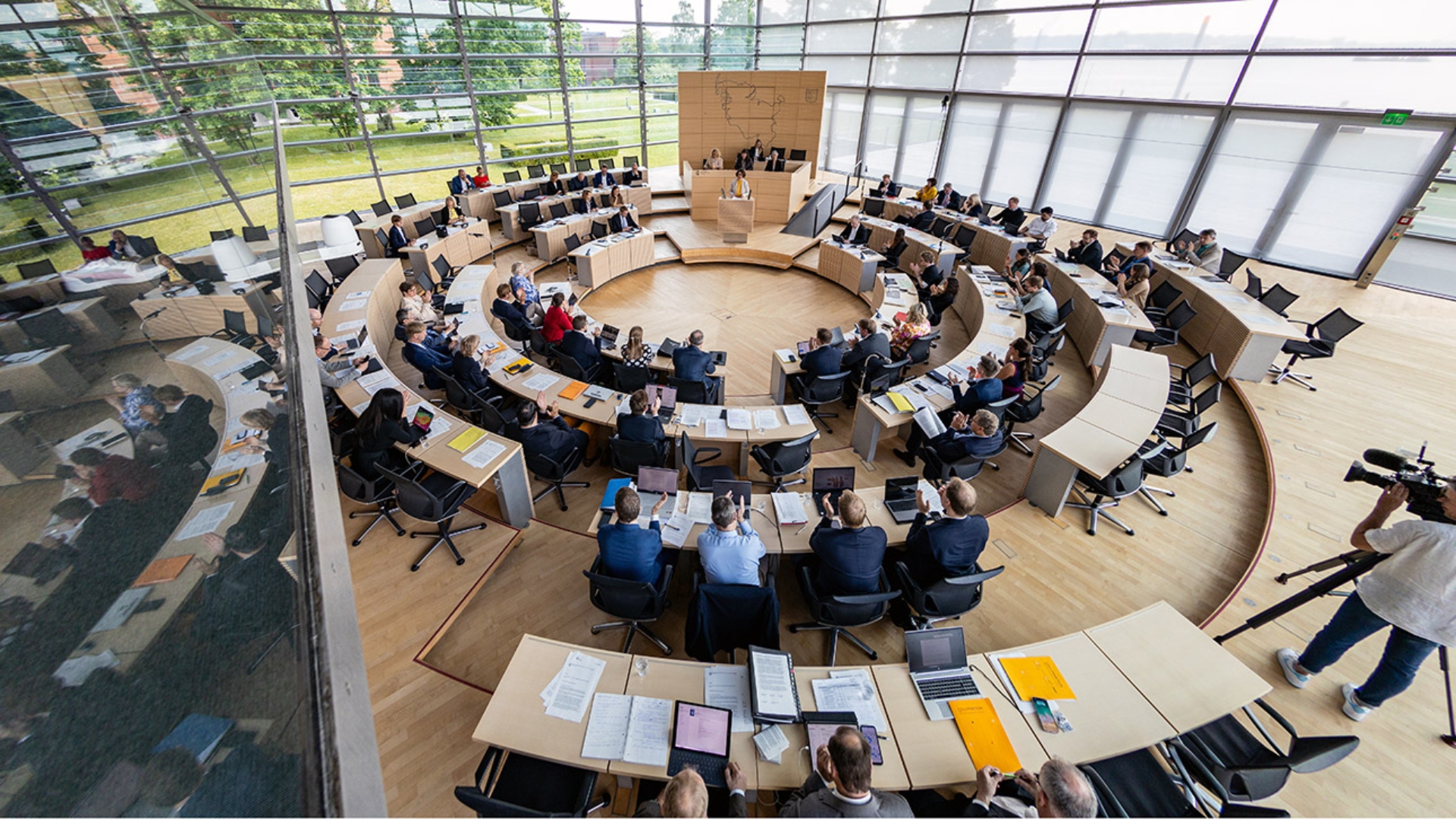 Blick in den Plenarsaal des Schleswig-Holsteinischen Landtages während einer Aussprache zum Antisemitismus 