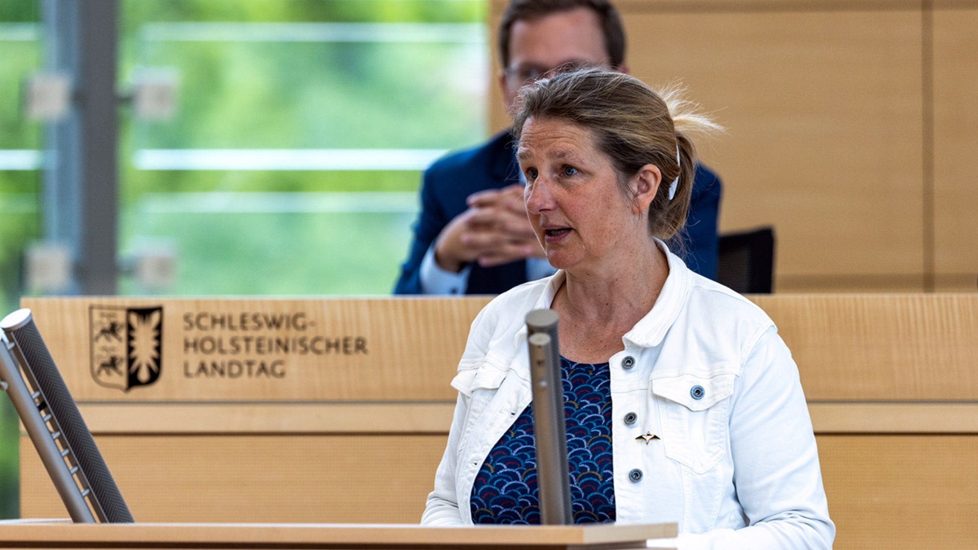 Die Grünen-Abgeordnete Silke Backsen hält eine Rede im Plenarsaal des Schleswig-Holsteinischen Landtages.