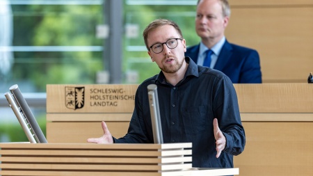 Der Grünen-Abgeordnete Malte Krüger hält eine Rede im Plenarsaal des Schleswig-Holsteinischen Landtages.