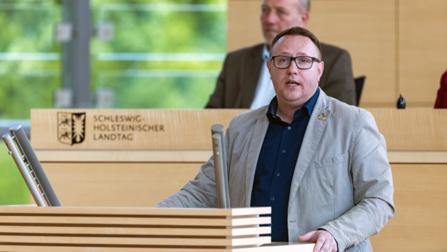 Der SSW-Abgeordnete Christian Dirschauer hält eine Rede im Plenarsaal des Schleswig-Holsteinischen Landtages.