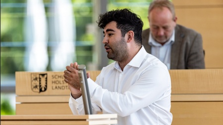 Der SPD-Abgeordnete Kianusch Stender hält eine Rede im Plenarsaal des Schleswig-Holsteinischen Landtages