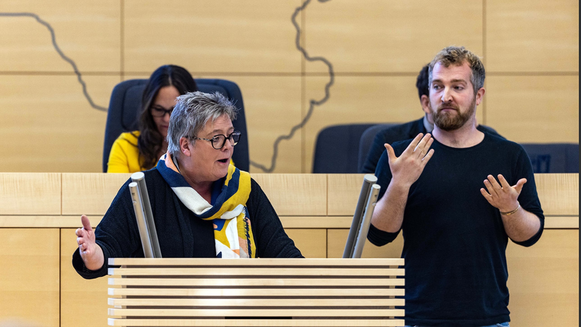 Die SPD-Abgeordnete Birte Pauls hält eine Rede im Plenarsaal des Schleswig-Holsteinischen Landtages. Gebärdendolmetscher Raffael Canal "übersetzt" ihre Rede. 