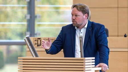 Der FDP-Abgeordnete Oliver Kumbartzky hält eine Rede im Plenarsaal des Schleswig-Holsteinischen Landtages.