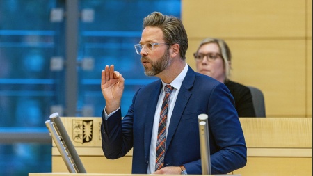 Der CDU-Abgeordnete Martin Balasus hält eine Rede im Plenarsaal des Schleswig-Holsteinischen Landtages