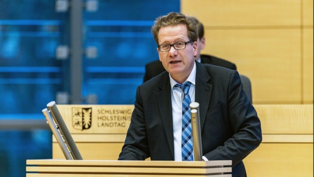 Der SPD-Abgeordnete Martin Habersaat hält eine Rede im Plenarsaal des Schleswig-Holsteischen Landtages.