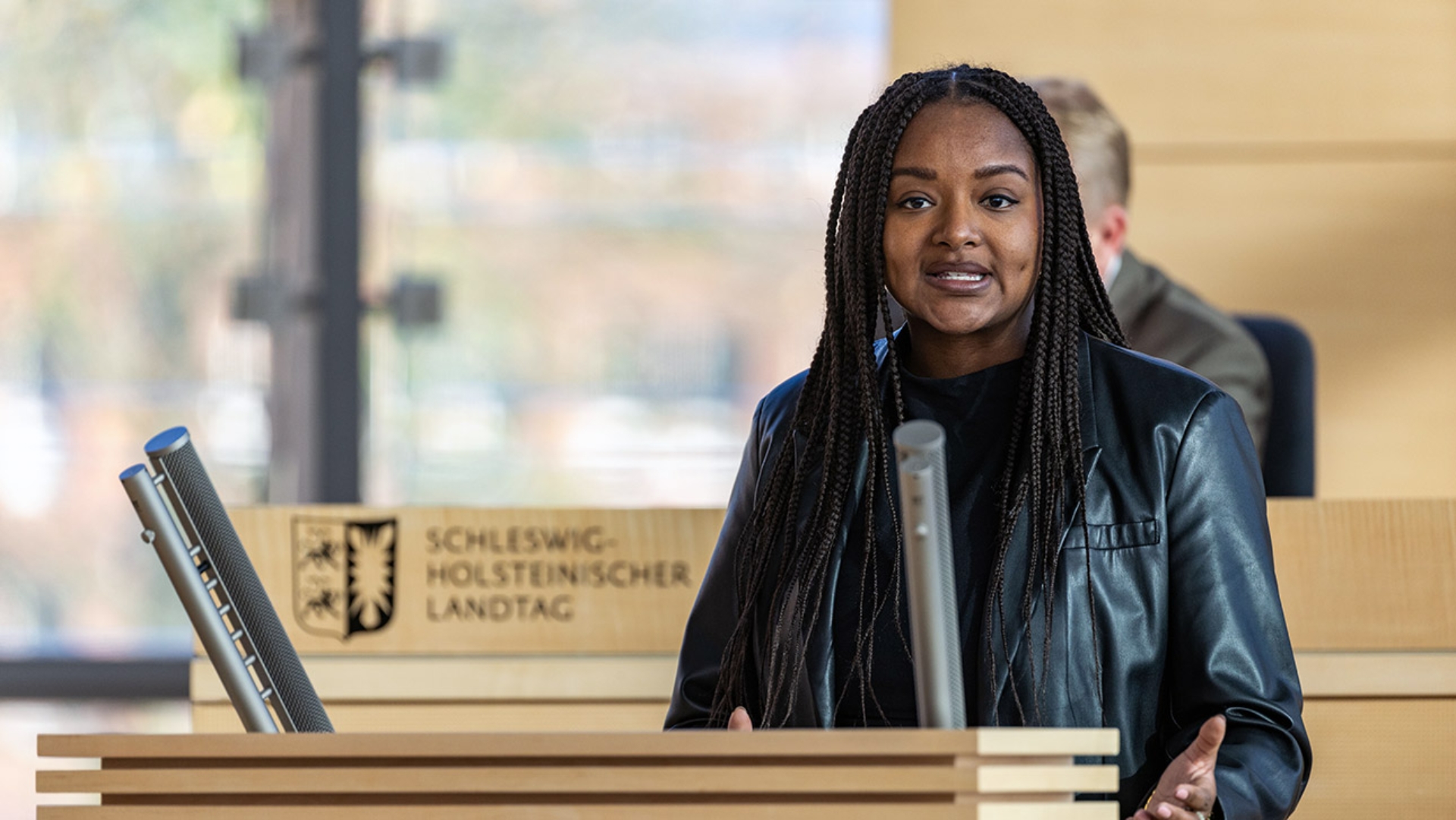 Grünen-Sozialministerin Aminata Touré hält eine Rede im Plenarsaal des Schleswig-Holsteinischen Landtages.