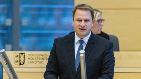 FDP-Fraktionschef Christopher Vogt hält eine Rede im Plenarsaal des Schleswig-Holsteinischen Landtages.