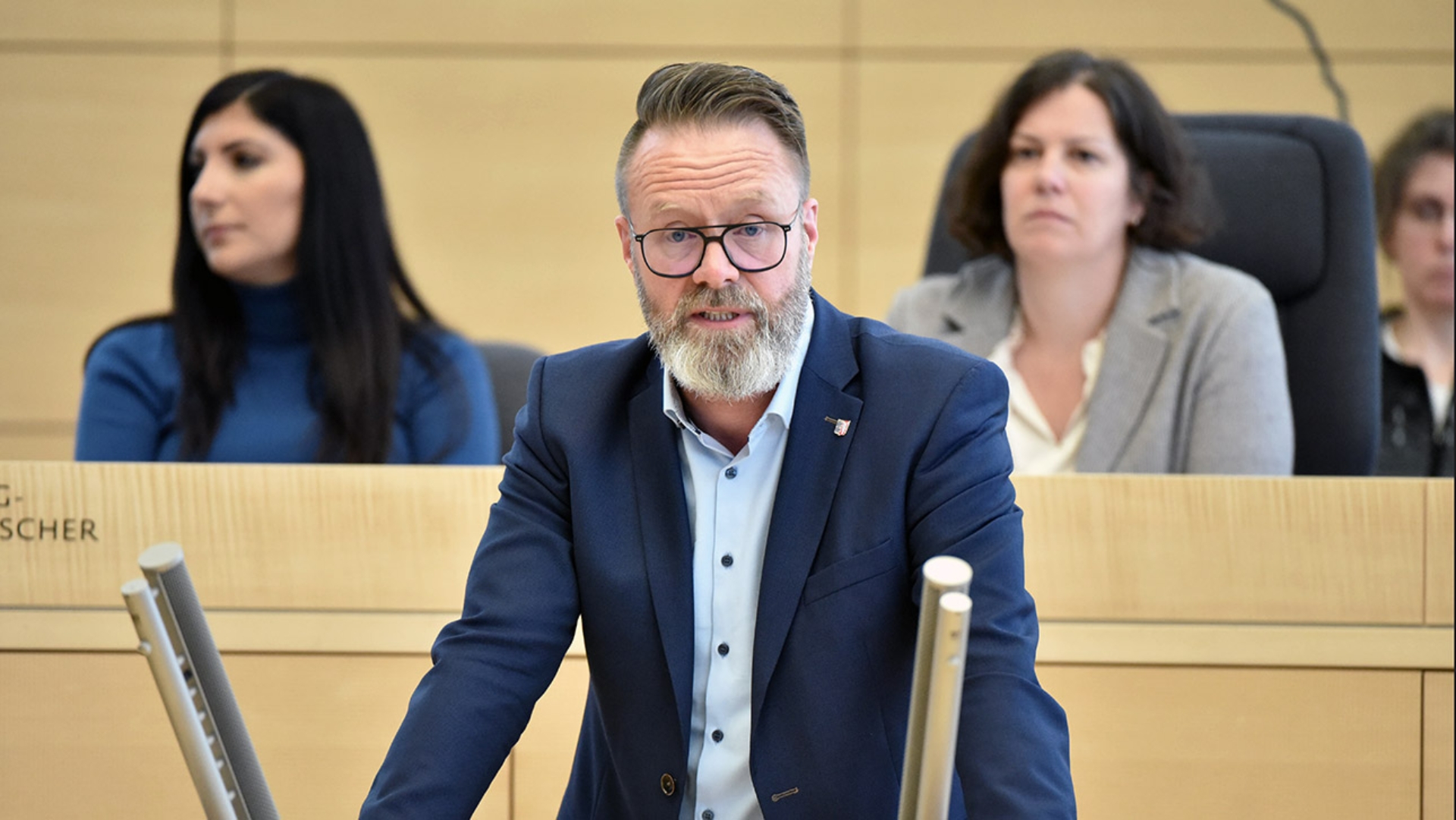 CDU-Wirtschaftsminister Claus Ruhe Madsen hält eine Rede im Plenarsaal des Schleswig-Holsteinischen Landtages 