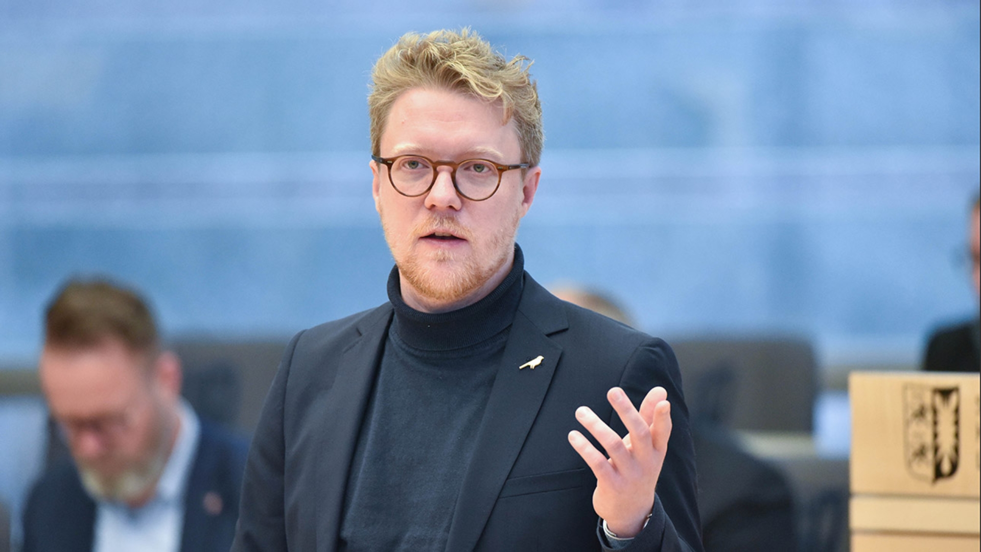 Der Grünen-Abgeordnete Lasse Petersdotter hält eine Rede im Plenarsaal des Schleswig-Holsteinischen Landtages