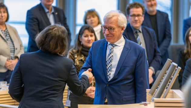 Carsten Löbbert, der neue Vizepräsident des Landesverfassungsgerichts, wird nach seiner Vereidigung von Landtagspräsidentin Kristina Herbst beglückwünscht