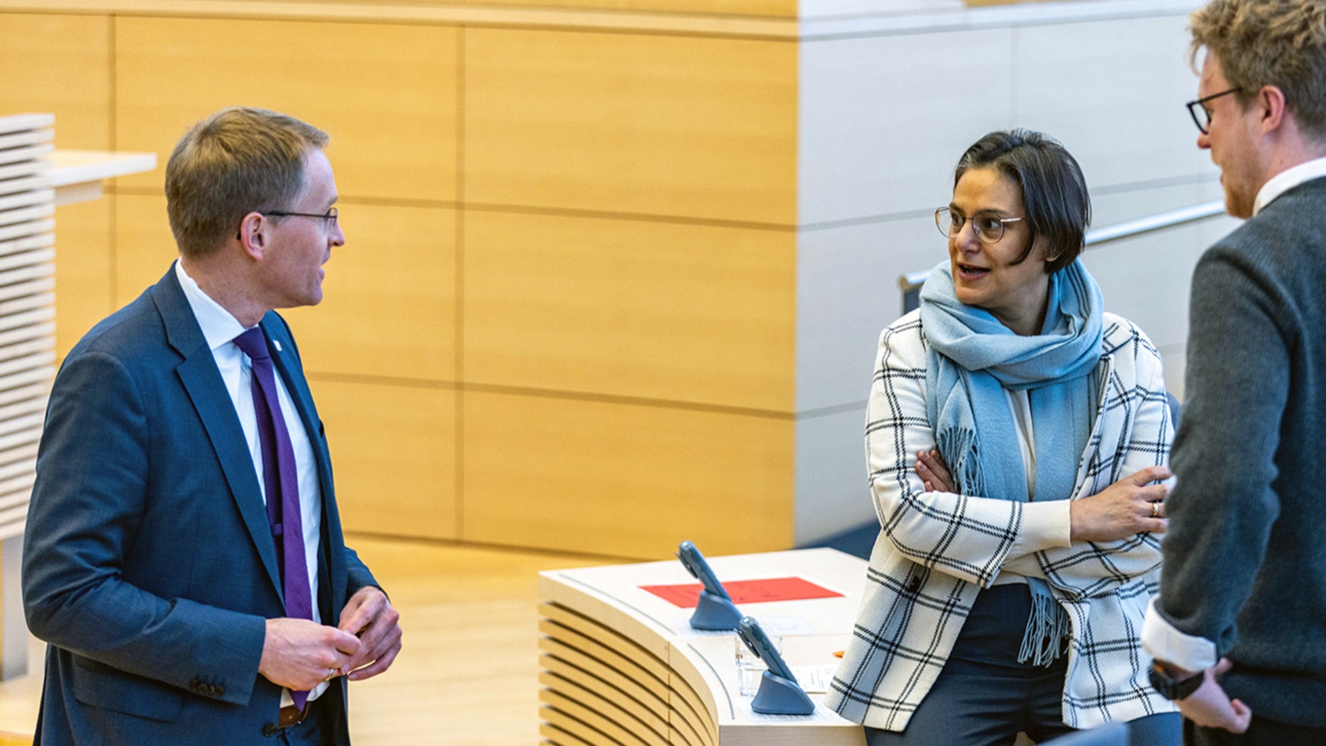 Ministerpräsident Günther Midyatli SPD Petersdotter Grüne © Foto: Landtag, Sönke Ehlers Vor der Sitzung im lockeren Gespräch: Ministerpräsident Daniel Günther (CDU), Oppositionsführerin Serpil Midyatli (SPD) und Grünen-Fraktionschef Lasse Petersdotter
