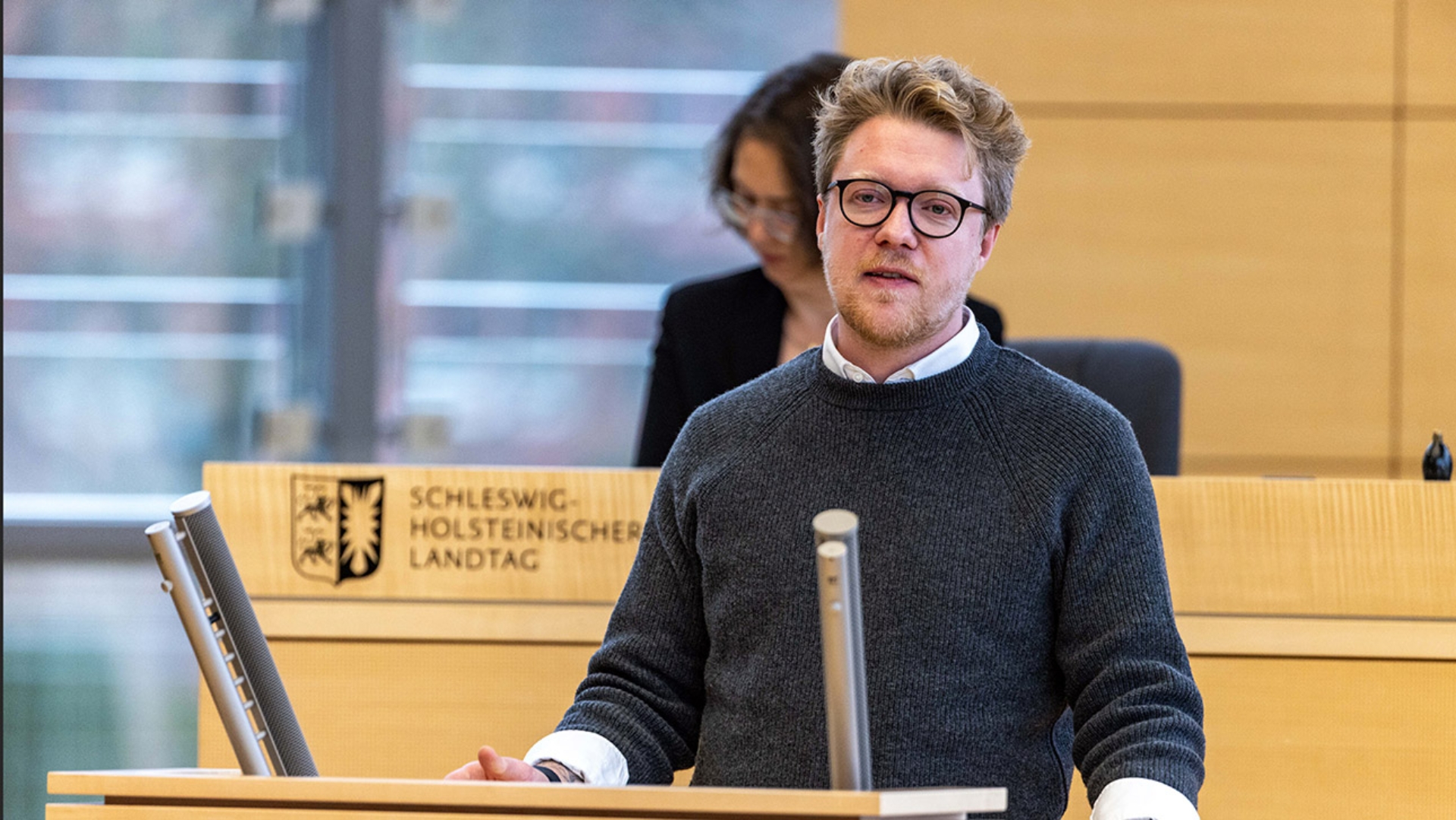 Petersdotter, Lasse Grüne Plenum © Foto: Landtag, Sönke Ehlers Der Grünen-Abgeordnete Lasse Petersdotter hält eine Rede im Plenarsaal des Schleswig-Holsteinischen Landtages