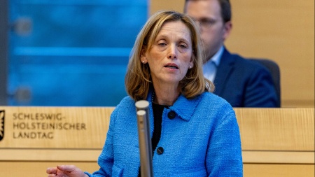 CDU-Bildungsministerin Karin Prien hält eine Rede im Plenarsaal des Schleswig-Holsteinischen Landtages. 