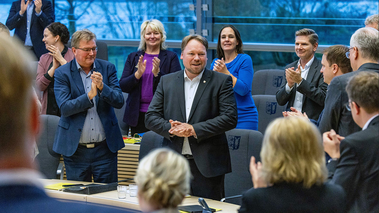 Mit viel Applaus wird der FDP-Politiker Oliver Kumbartzky von seinen Parlamentskollegen verabschiedet.