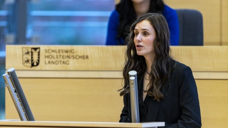 Die SPD-Abgeordnete Sophia Schiebe hält eine Rede im Plenarsaal des Schleswig-Holsteinischen Landtages. 