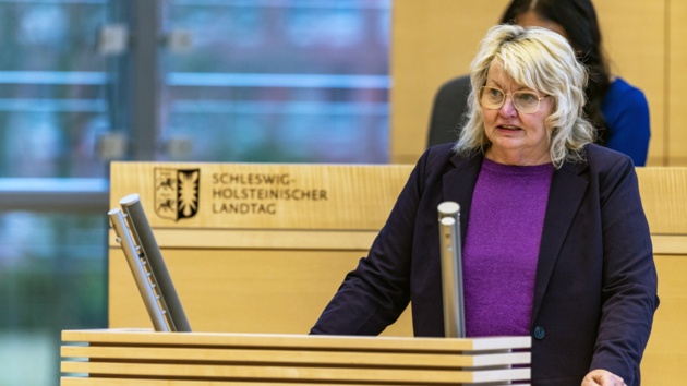 Die SSW-Abgeordnete Jette Waldinger-Thiering hält eine Rede im Plenarsaal des Schleswig-Holsteinischen Landtages.