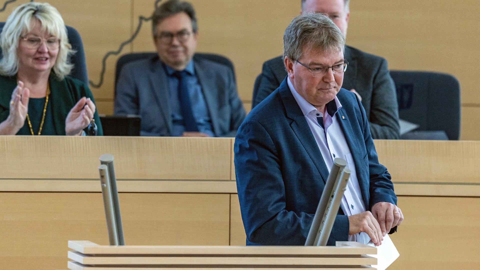 Der SSW-Fraktionsvorsitzende Lars Harms verlässt das Redepult im Plenarsaal des Schleswig-Holsteinischen Landtages