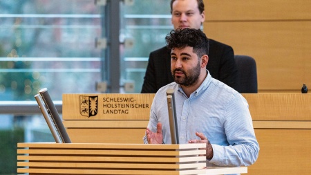 Der SPD-Abgeordnete Kianusch Stender hält eine Rede im Plenarsaal des Schleswig-Holsteinischen Landtages.