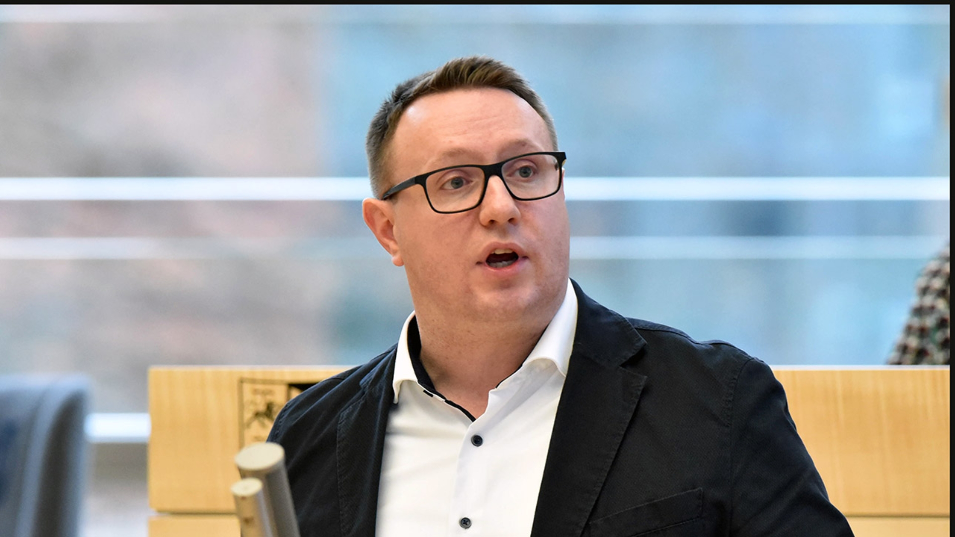 Der SSW-Fraktionsvorsitzende Christian Dirschauer hält eine Rede im Plenarsaal des Schleswig-Holsteinischen Landtages