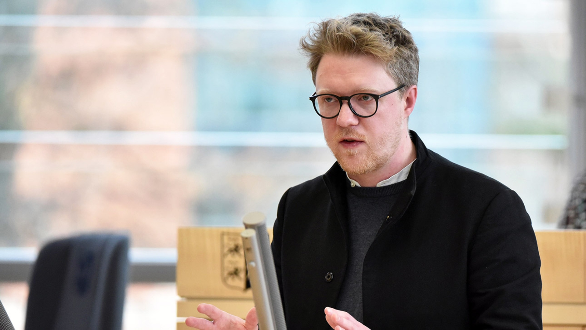 Grünen-Fraktionschef Lasse Petersdotter hält eine Rede im Plenarsaal des Schleswig-Holsteinischen Landtages