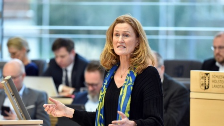 Grünen-Finanzministerin Silke Schneider hält eine Rede im Plenarsaal des Schleswig-Holsteinischen Landtages. 