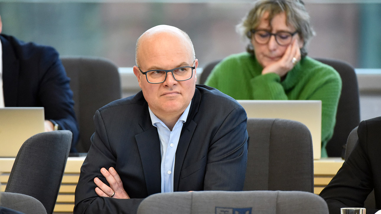 Grünen-Umweltminister Tobias Goldschmidt sitzt auf der Regierungsbank im Plenarsaal des Schleswig-Holsteinischen Landtages. 