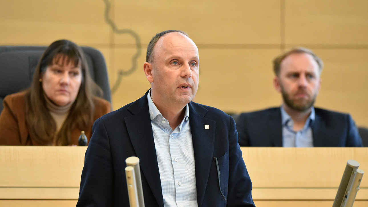 Der CDU-Abgeordnete Andreas Hein hält eine Rede im Plenarsaal des Schleswig-Holsteinischen Landtages