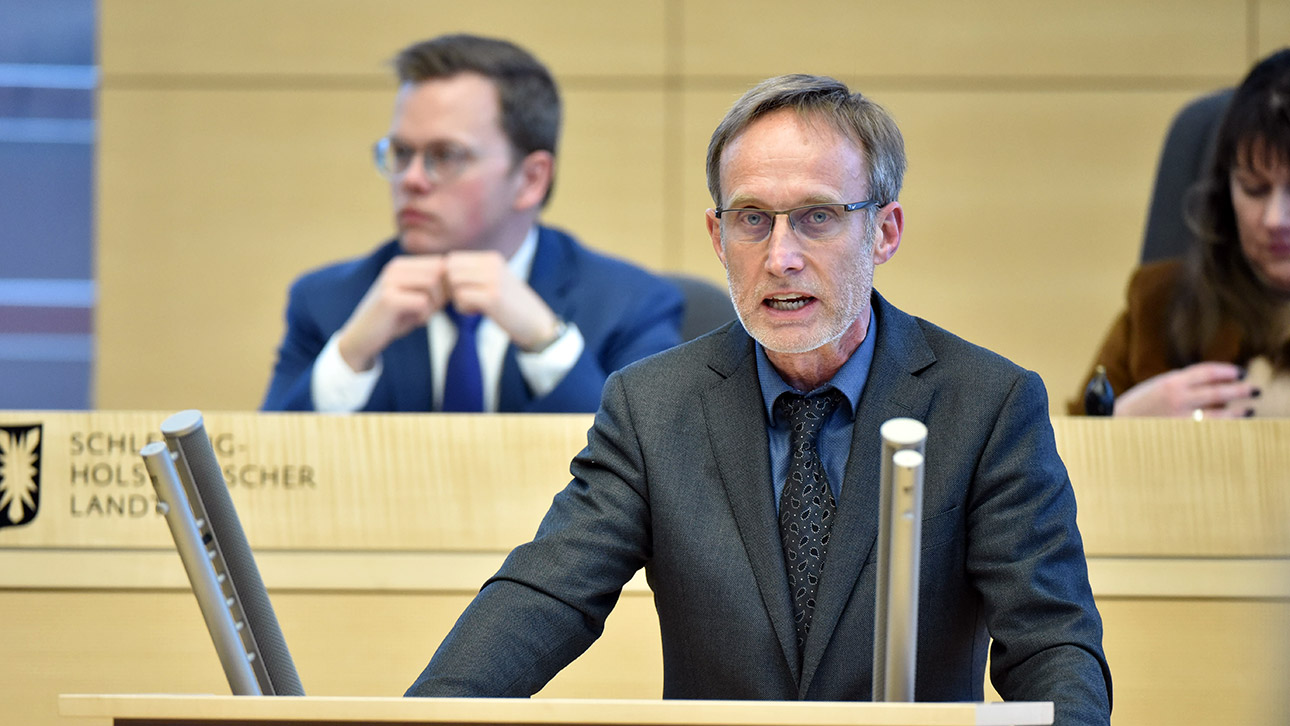 Der SSW-Abgeordnete Michael Schunck hält eine Rede im Plenarsaal des Schleswig-Holsteinischen Landtages