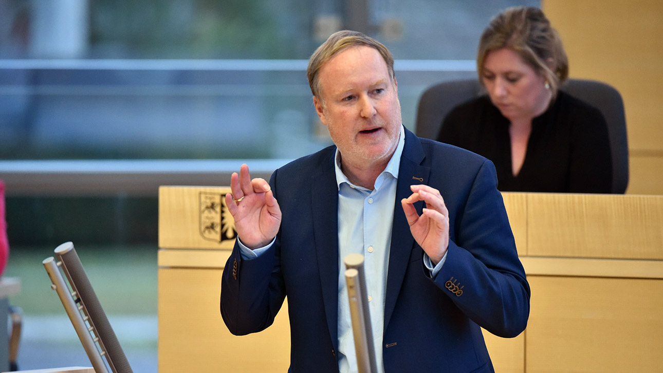 Der SPD-Abgeordnete Marc Timmer hält eine Rede im Plenarsaal des Schleswig-Holsteischen Landtages.