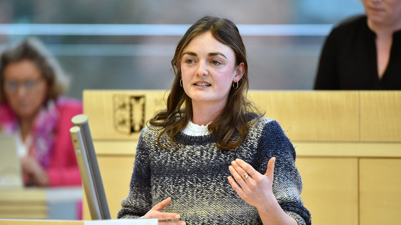 Die Grünen-Abgeordnete Nelly Waldeck hält eine Rede im Plenarsaal des Schleswig-Holsteinischen Landtages
