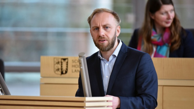 Der SPD-Abgeordnete Niclas Dürbrook hält eine Rede im Plenarsaal des Schleswig-Holsteinischen Landtages. 