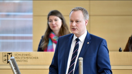 Der CDU-Abgeordnete Thomas Jepsen hält eine Rede im Plenarsaal des Schleswig-Holsteinischen Landtages