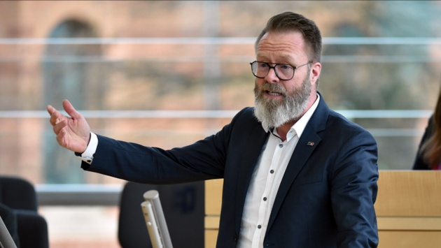 CDU-Wirtschaftsminister Claus Ruhe Madsen hält eine Rede im Plenarsaal des Schleswig-Holsteinischen Landtages 