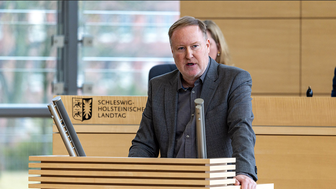 Der SPD-Abgeordnete Marc Timmer hält eine Rede im Plenarsaal des Schleswig-Holsteischen Landtages.