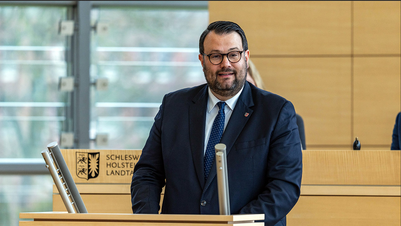 Rasmus Vöge (CDU): „Wir müssen uns bewusst sein, dass jede Havarie in diesen Gewässern weitreichende Folgen haben kann. Es ist unsere Pflicht, die Sicherheit unserer Bürgerinnen und Bürger zu gewährleisten. Wer Datenkabel auf dem Grund der Ostsee zerstört, muss mit unserer entschlossenen Reaktion rechnen.“