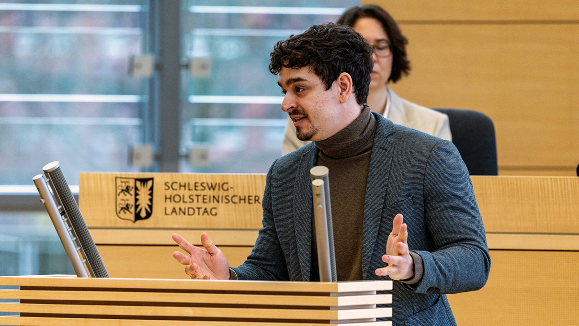 Der Grünen-Abgeordnete Jasper Balke hält eine Rede im Plenarsaal des Schleswig-Holsteinischen Landtages.