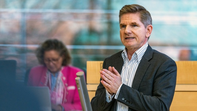 Der FDP-Abgeordnete Heiner Garg hält eine Rede im Plenarsaal des Schleswig-Holsteinischen Landtages.