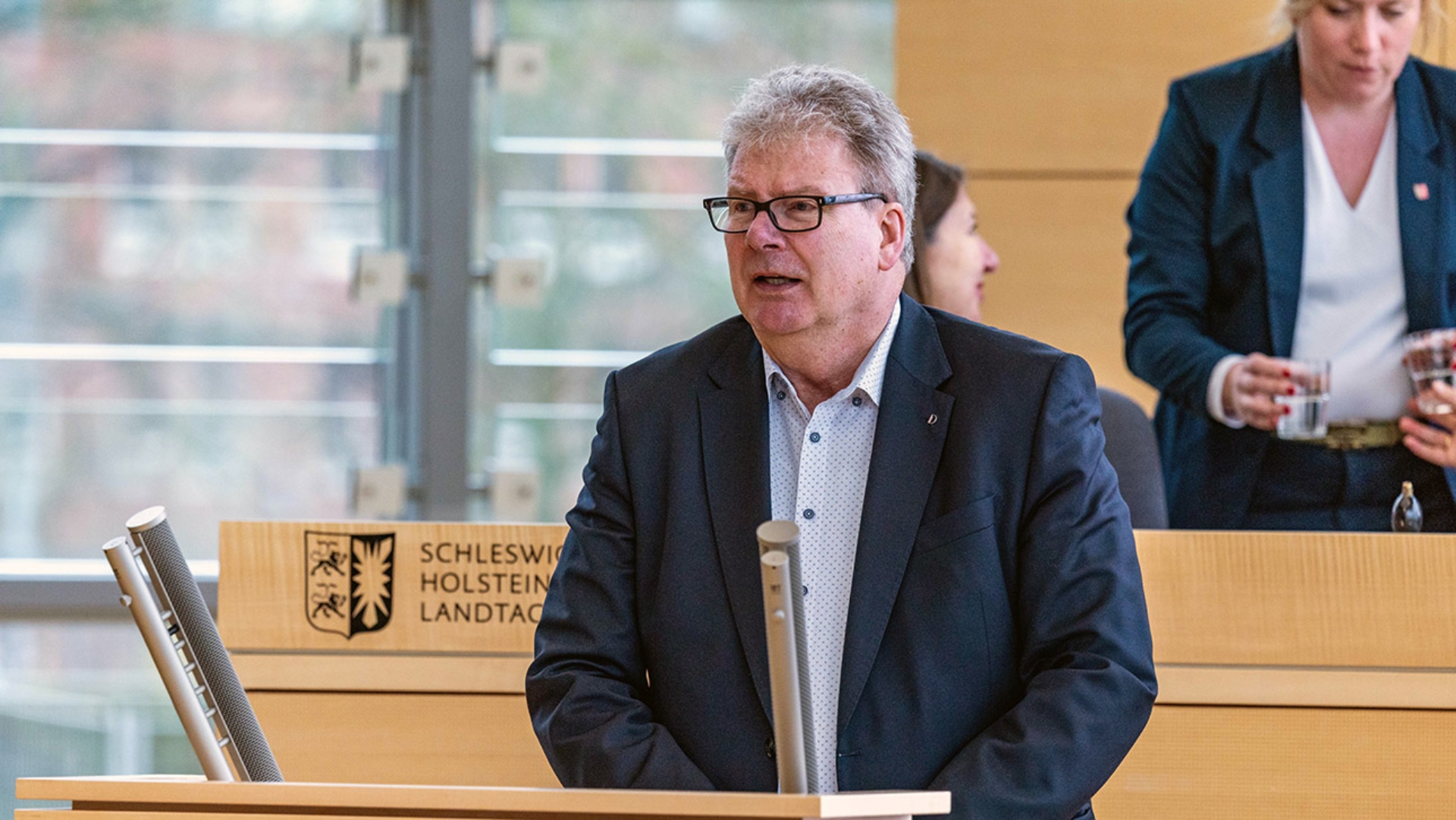 Der SPD-Abgeordnete Thomas Hölck hält eine Rede im Plenarsaal des Schleswig-Holsteischen Landtages.