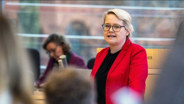 Die CDU-Abgeordnete Rixa Kleinschmit hält eine Rede im Plenarsaal des Schleswig-Holsteinischen Landtages.