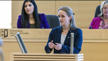 Die CDU-Abgeordnete Birte Glißmann hält eine Rede im Plenarsaal des Schleswig-Holsteinischen Landtages.