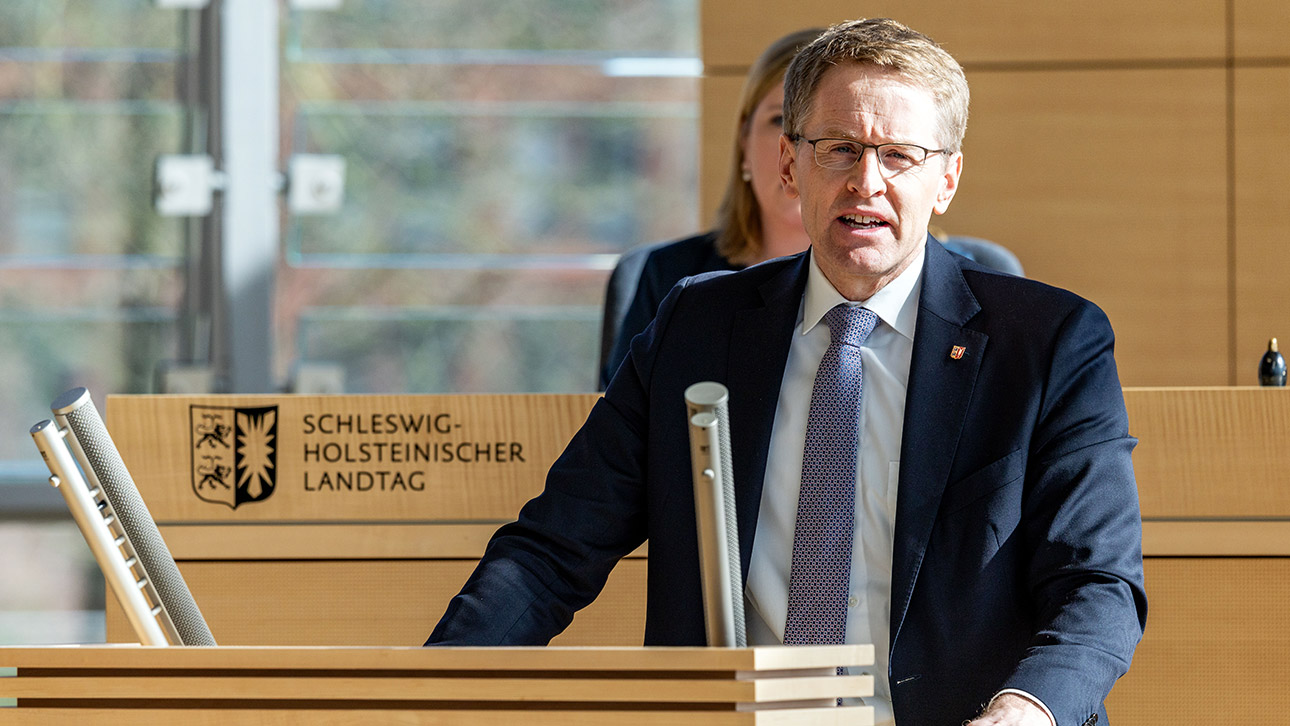 CDU-Ministerpräsident Daniel Günther hält eine Rede im Plenarsaal des Schleswig-Holsteinischen Landtages.   