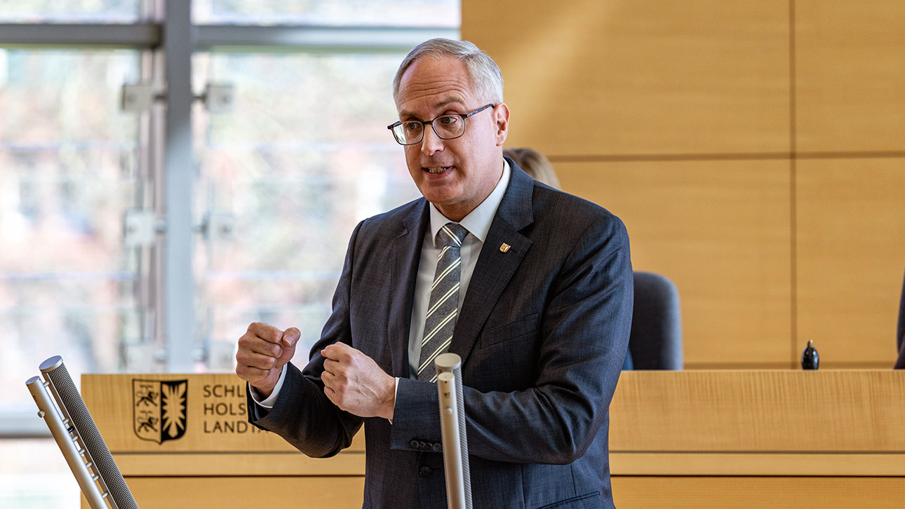 CDU-Fraktionschef Tobias Koch hält eine Rede im Plenarsaal des Schleswig-Holsteinischen Landtages