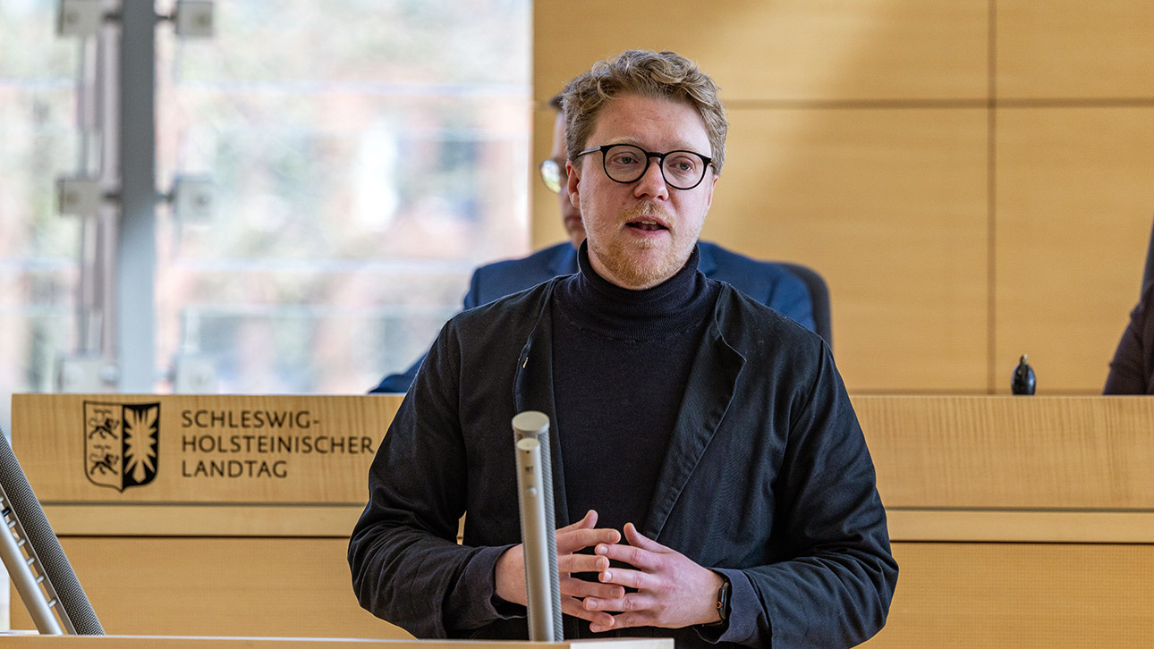 Grünen-Fraktionschef Lasse Petersdotter hält eine Rede im Plenarsaal des Schleswig-Holsteinischen Landtages
