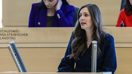 Die SPD-Abgeordnete Sophia Schiebe hält eine Rede im Plenarsaal des Schleswig-Holsteinischen Landtages.
