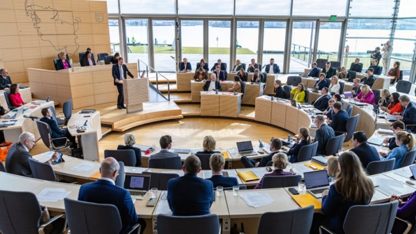 Das Plenum tagt im Plenarsaal des Schleswig-Holsteinischen Landtages, wo CDU-Ministerpräsident Daniel Günther am Rednerpult spricht.