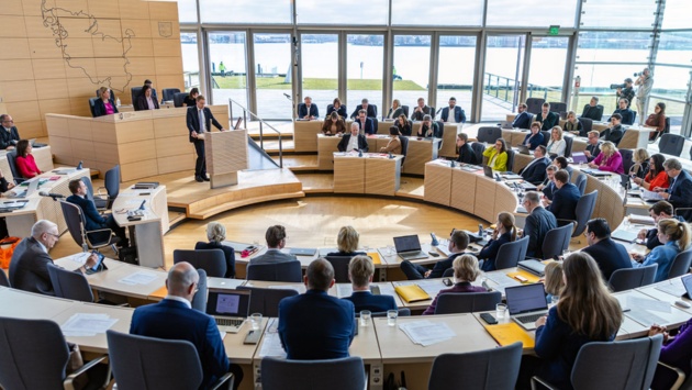 Das Plenum tagt im Plenarsaal des Schleswig-Holsteinischen Landtages, wo CDU-Ministerpräsident Daniel Günther am Rednerpult spricht.