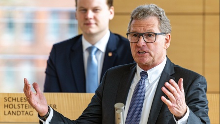 Der FDP-Abgeordnete Bernd Buchholz hält eine Rede im Plenarsaal des Schleswig-Holsteinischen Landtages.
