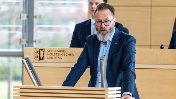 CDU-Wirtschaftsminister Claus Ruhe Madsen hält eine Rede im Plenarsaal des Schleswig-Holsteinischen Landtages