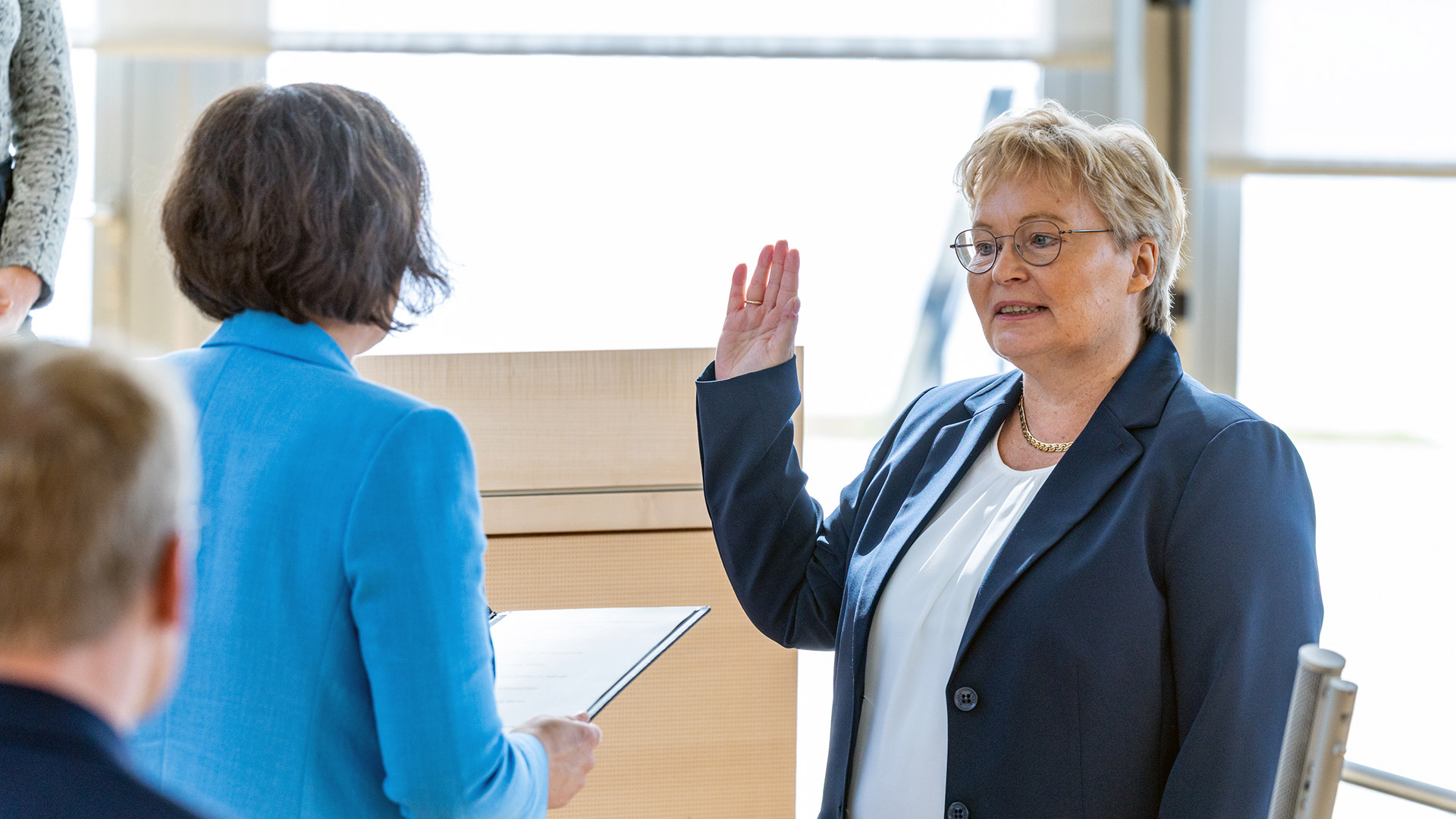 Die CDU-Abgeordnete Beate Nielsen spricht der Landtagspräsidentin den Amtseid nach