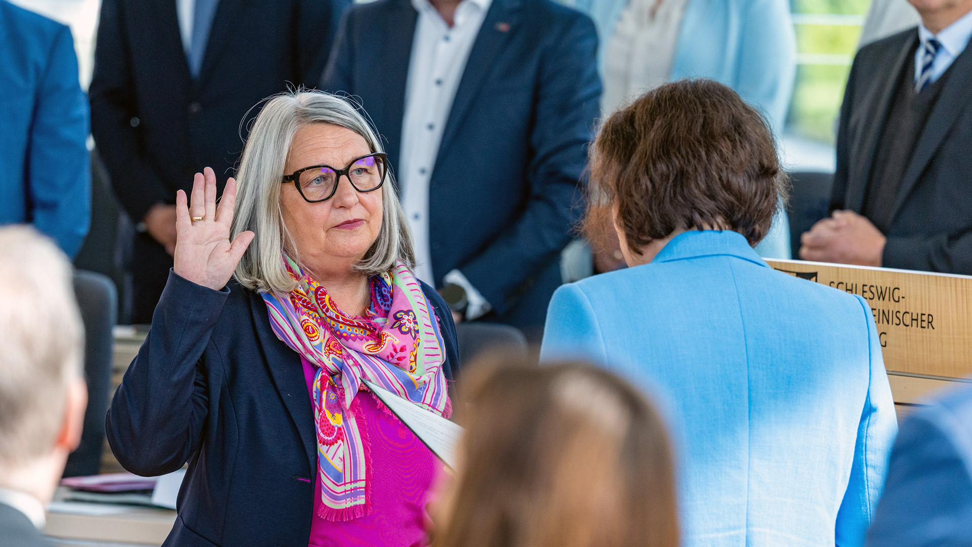 Die CDU-Bildungsministerin Dorit Stenke spricht Landtagspräsidentin Herbst den Amtseid nach  
